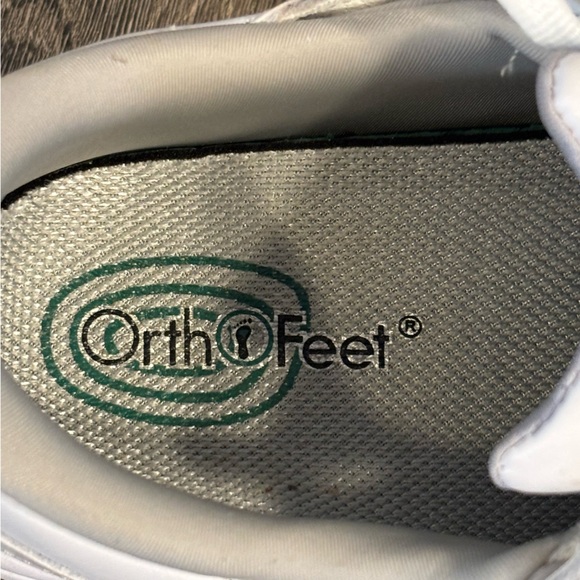 Sleek White Women's Sneakers - Picture 13 of 13